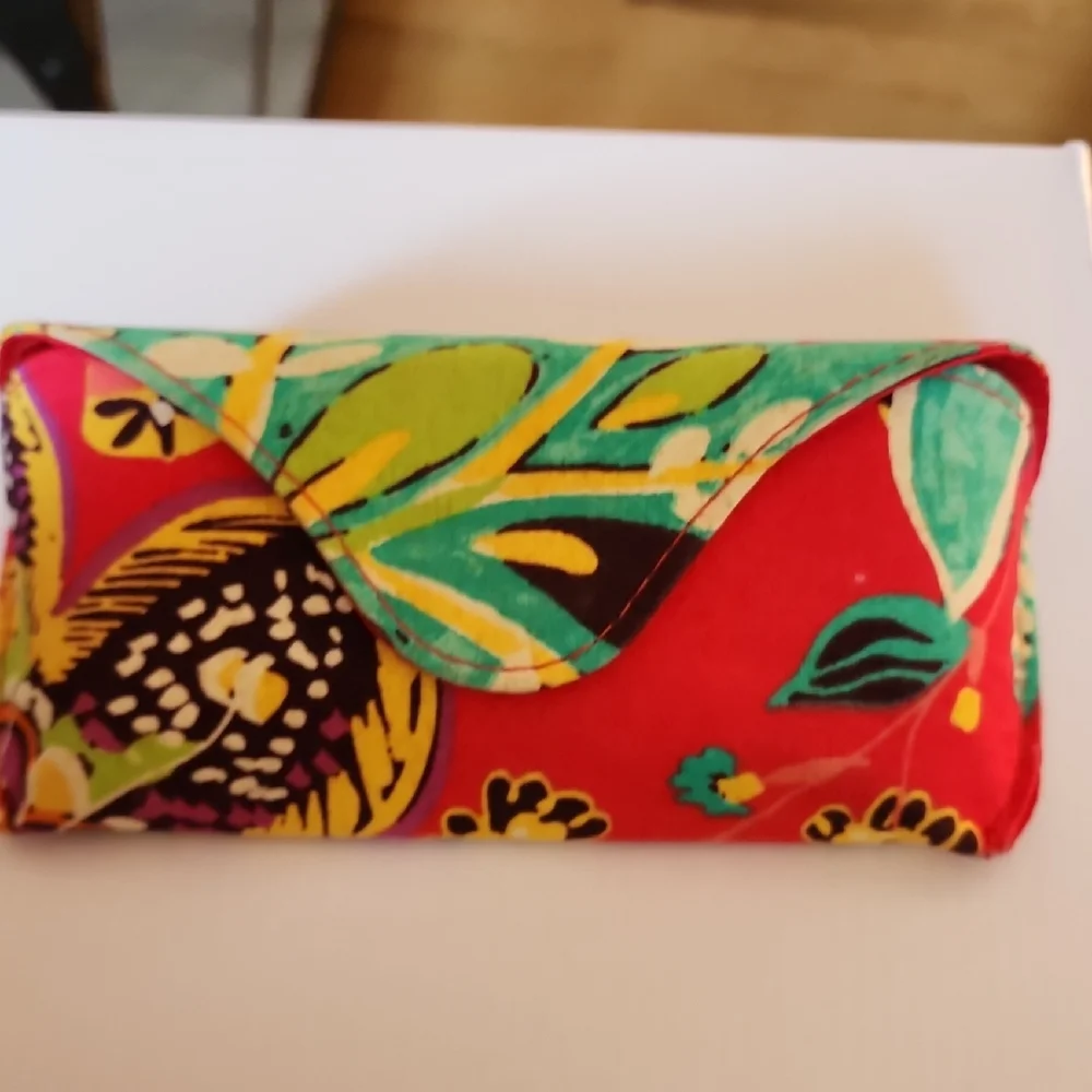Vera Bradley Glasses Accessories - Picture 6 of 6